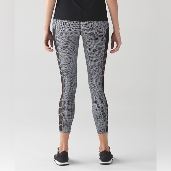 Lululemon Wild And Free Tight - size 6, 27" - Picture 4 of 11